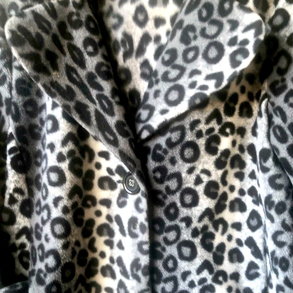 Susan Graver Black,  Gray & White Leopard Waist Length Jacket. 💫 
Sz. Small.